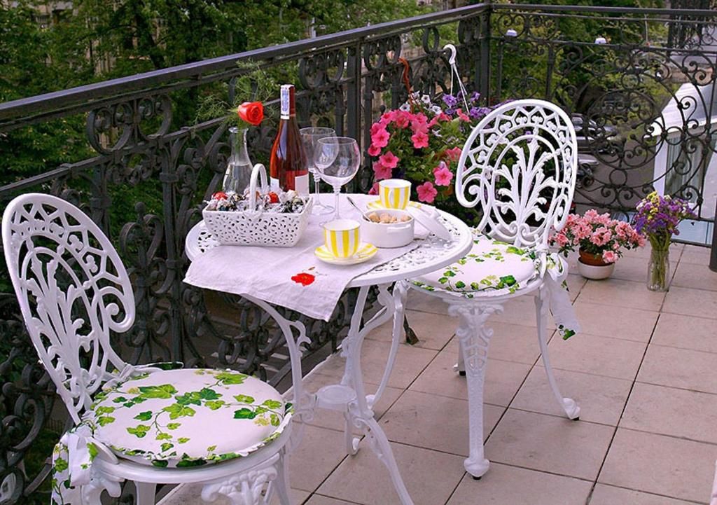 Проживание в семье CENTER, MAIDAN 1 Separate Guest Room for 1 PERSON ONLY in a Big Apartment Shared with the Lessor Киев