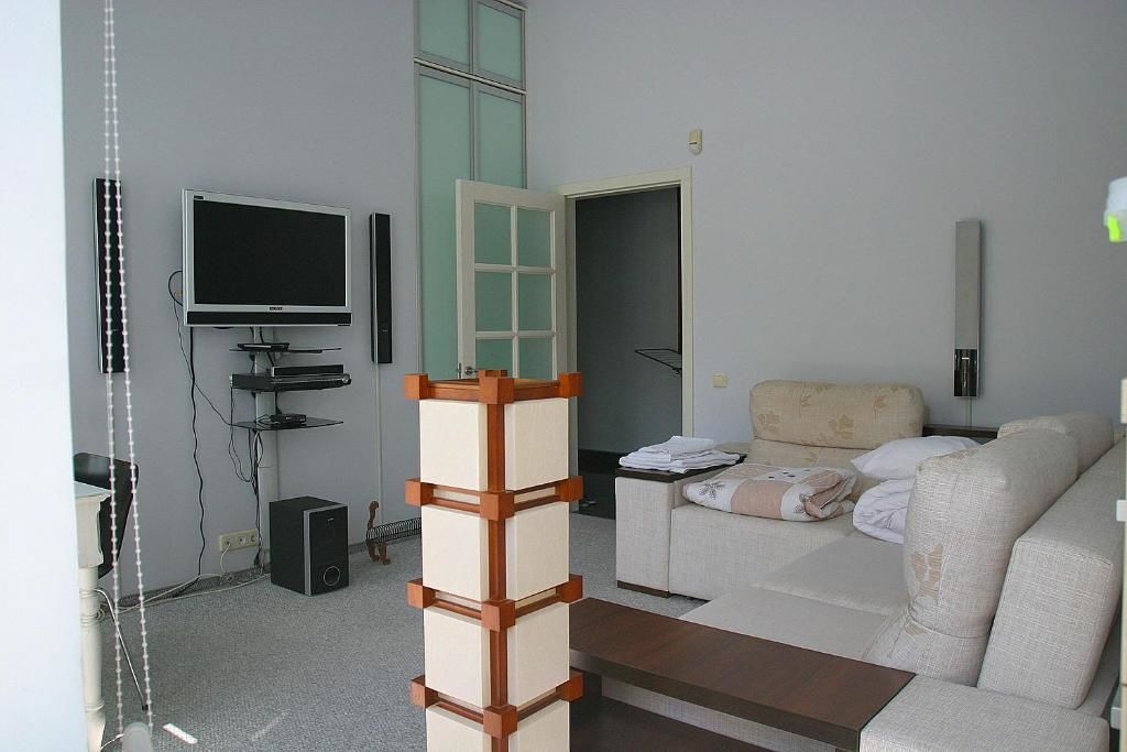 Проживание в семье CENTER, MAIDAN 1 Separate Guest Room for 1 PERSON ONLY in a Big Apartment Shared with the Lessor Киев