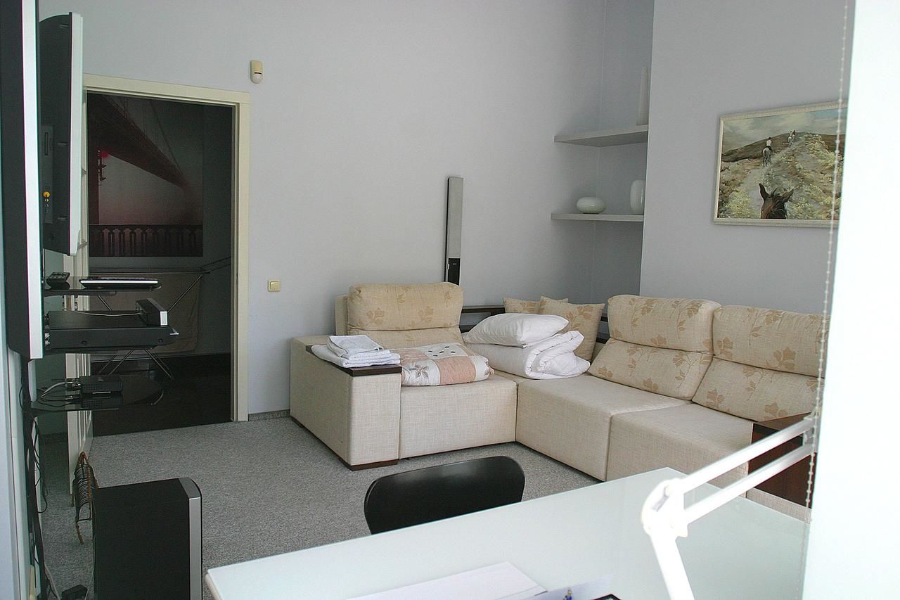 Проживание в семье CENTER, MAIDAN 1 Separate Guest Room for 1 PERSON ONLY in a Big Apartment Shared with the Lessor Киев