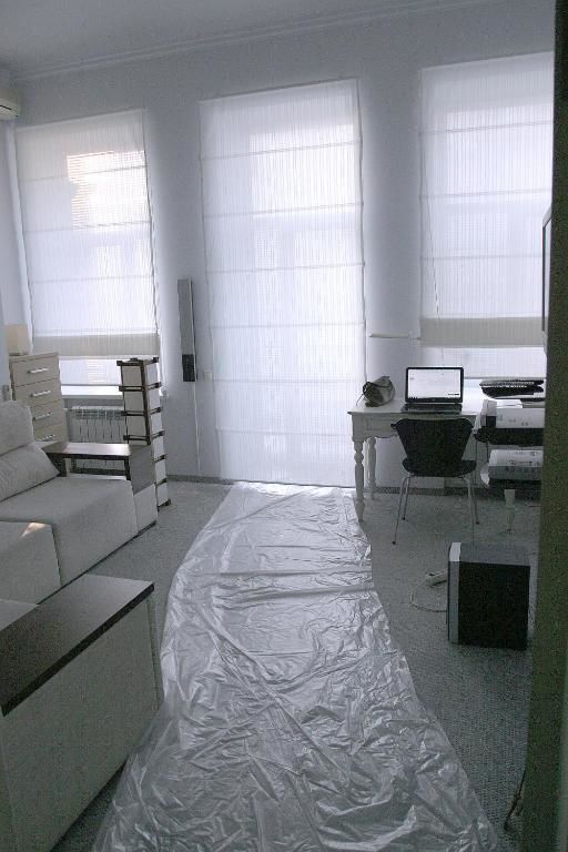 Проживание в семье CENTER, MAIDAN 1 Separate Guest Room for 1 PERSON ONLY in a Big Apartment Shared with the Lessor Киев