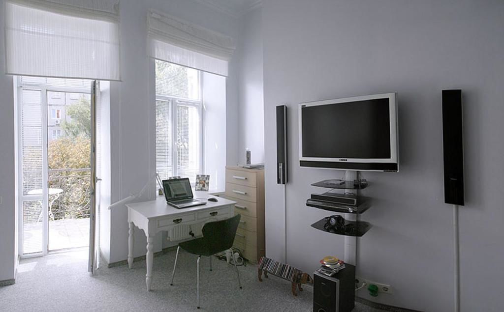 Проживание в семье CENTER, MAIDAN 1 Separate Guest Room for 1 PERSON ONLY in a Big Apartment Shared with the Lessor Киев