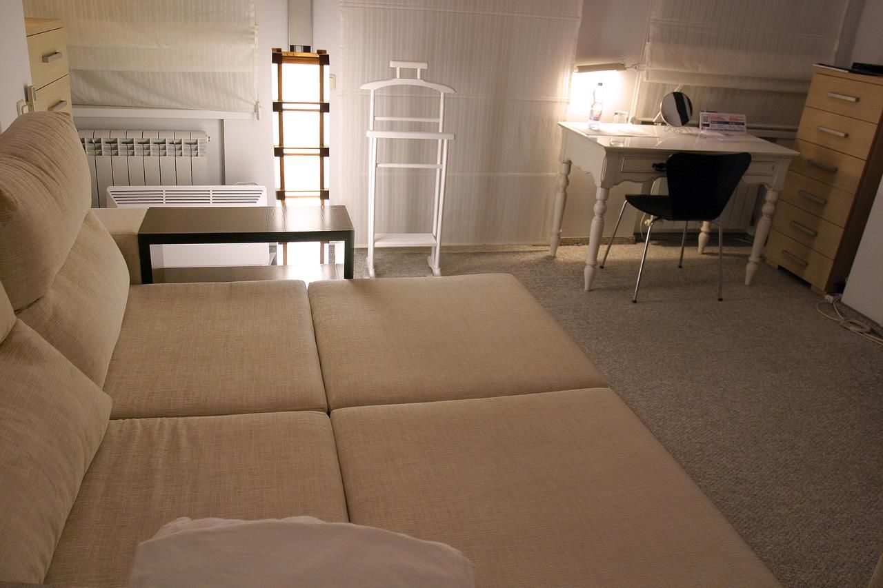 Проживание в семье CENTER, MAIDAN 1 Separate Guest Room for 1 PERSON ONLY in a Big Apartment Shared with the Lessor Киев