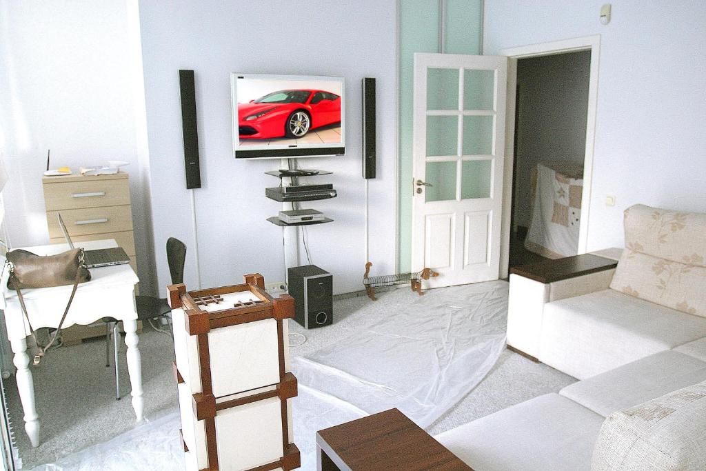 Проживание в семье CENTER, MAIDAN 1 Separate Guest Room for 1 PERSON ONLY in a Big Apartment Shared with the Lessor Киев