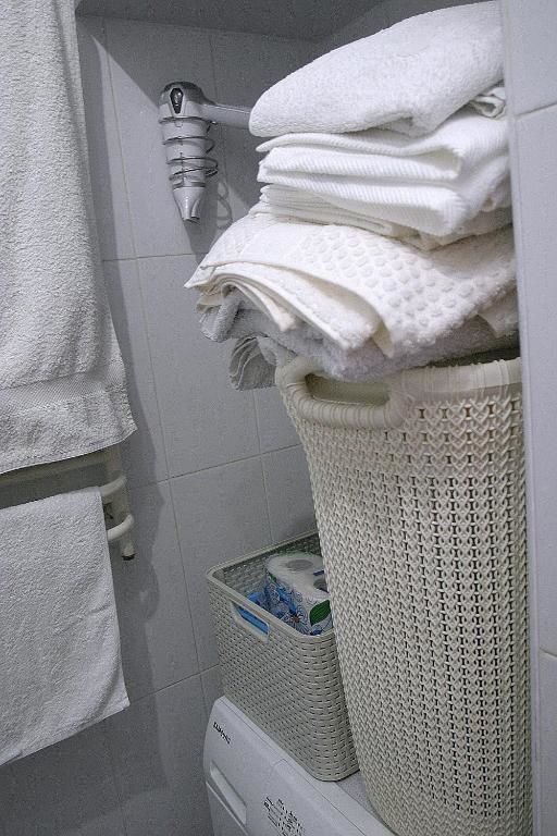 Проживание в семье CENTER, MAIDAN 1 Separate Guest Room for 1 PERSON ONLY in a Big Apartment Shared with the Lessor Киев