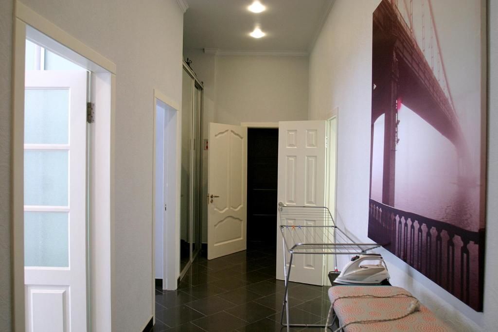 Проживание в семье CENTER, MAIDAN 1 Separate Guest Room for 1 PERSON ONLY in a Big Apartment Shared with the Lessor Киев