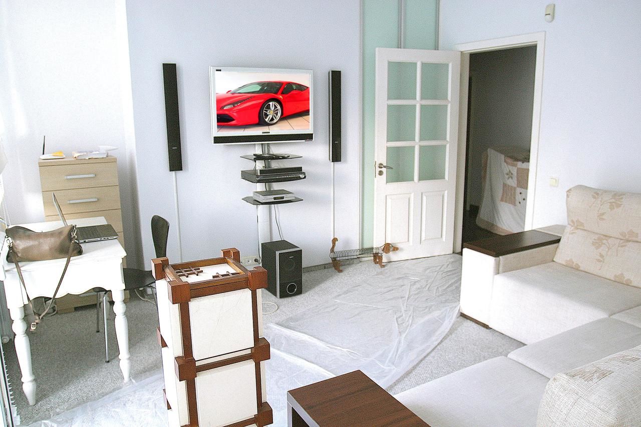 Проживание в семье CENTER, MAIDAN 1 Separate Guest Room for 1 PERSON ONLY in a Big Apartment Shared with the Lessor Киев