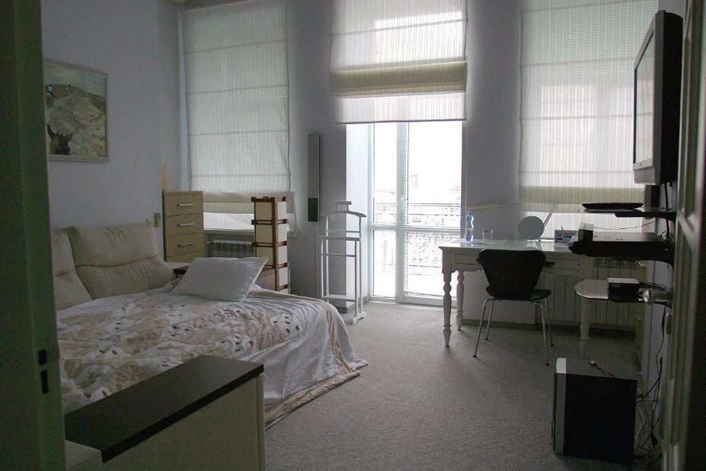 Проживание в семье CENTER, MAIDAN 1 Separate Guest Room for 1 PERSON ONLY in a Big Apartment Shared with the Lessor Киев