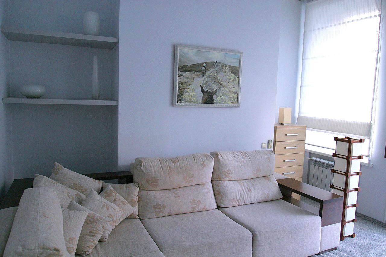 Проживание в семье CENTER, MAIDAN 1 Separate Guest Room for 1 PERSON ONLY in a Big Apartment Shared with the Lessor Киев