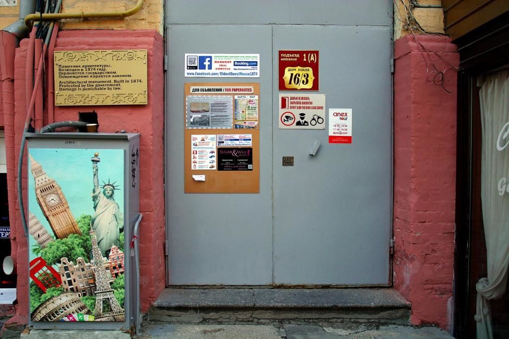 Проживание в семье CENTER, MAIDAN 1 Separate Guest Room for 1 PERSON ONLY in a Big Apartment Shared with the Lessor Киев