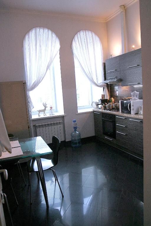 Проживание в семье CENTER, MAIDAN 1 Separate Guest Room for 1 PERSON ONLY in a Big Apartment Shared with the Lessor Киев