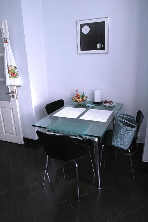 Проживание в семье CENTER, MAIDAN 1 Separate Guest Room for 1 PERSON ONLY in a Big Apartment Shared with the Lessor Киев