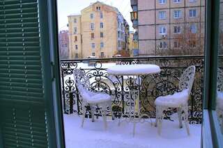 Проживание в семье CENTER, MAIDAN 1 Separate Guest Room for 1 PERSON ONLY in a Big Apartment Shared with the Lessor Киев Одноместный номер с балконом-107