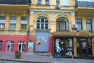 Проживание в семье CENTER, MAIDAN 1 Separate Guest Room for 1 PERSON ONLY in a Big Apartment Shared with the Lessor Киев Одноместный номер с балконом-131