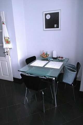 Проживание в семье CENTER, MAIDAN 1 Separate Guest Room for 1 PERSON ONLY in a Big Apartment Shared with the Lessor Киев Одноместный номер с балконом-140