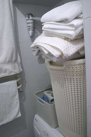 Проживание в семье CENTER, MAIDAN 1 Separate Guest Room for 1 PERSON ONLY in a Big Apartment Shared with the Lessor Киев Одноместный номер с балконом-16