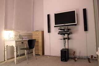 Проживание в семье CENTER, MAIDAN 1 Separate Guest Room for 1 PERSON ONLY in a Big Apartment Shared with the Lessor Киев Одноместный номер с балконом-89