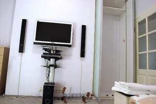 Проживание в семье CENTER, MAIDAN 1 Separate Guest Room for 1 PERSON ONLY in a Big Apartment Shared with the Lessor Киев Одноместный номер с балконом-90