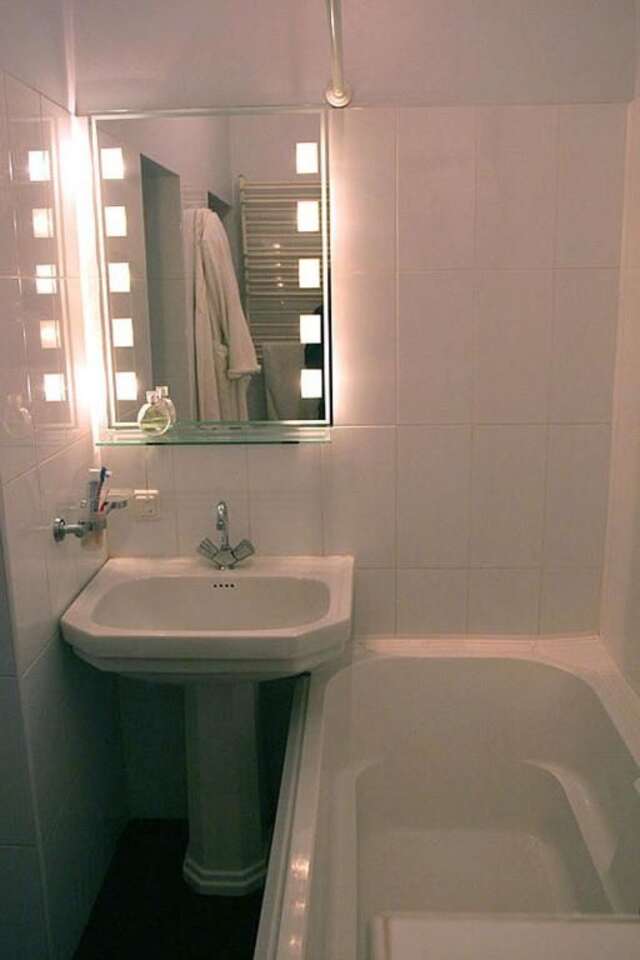 Проживание в семье CENTER, MAIDAN 1 Separate Guest Room for 1 PERSON ONLY in a Big Apartment Shared with the Lessor Киев-102