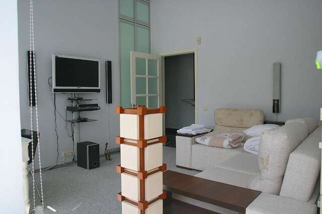 Проживание в семье CENTER, MAIDAN 1 Separate Guest Room for 1 PERSON ONLY in a Big Apartment Shared with the Lessor Киев-117