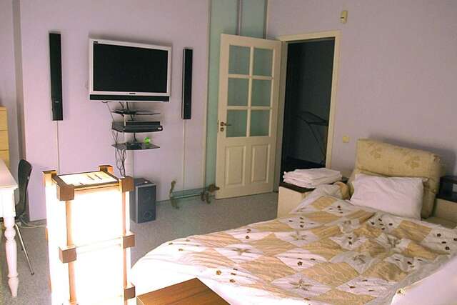 Проживание в семье CENTER, MAIDAN 1 Separate Guest Room for 1 PERSON ONLY in a Big Apartment Shared with the Lessor Киев-125