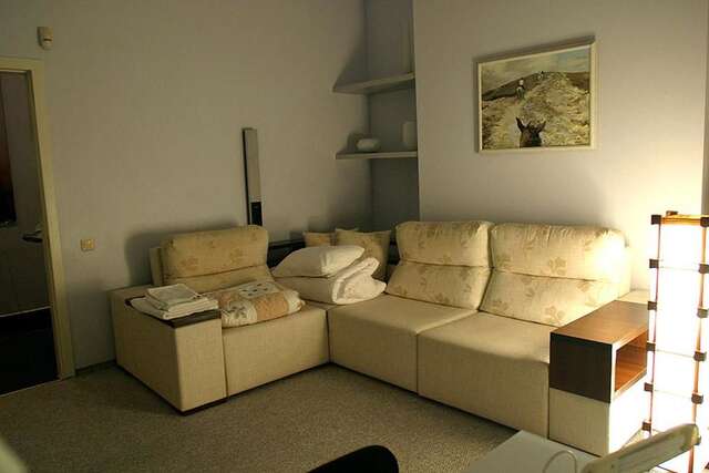 Проживание в семье CENTER, MAIDAN 1 Separate Guest Room for 1 PERSON ONLY in a Big Apartment Shared with the Lessor Киев-139